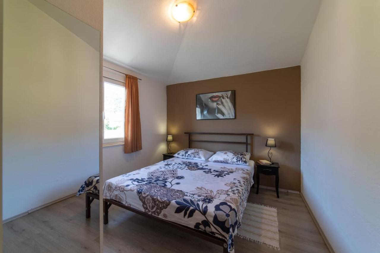 Holiday Home Chester With Heated Pool Каштела Экстерьер фото