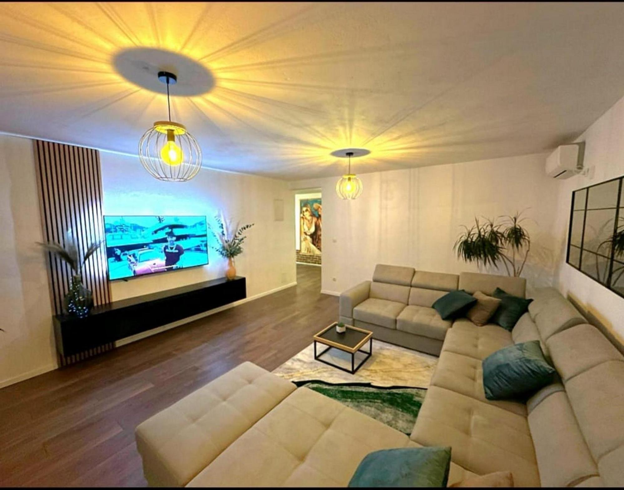 Holiday Home Chester With Heated Pool Каштела Экстерьер фото