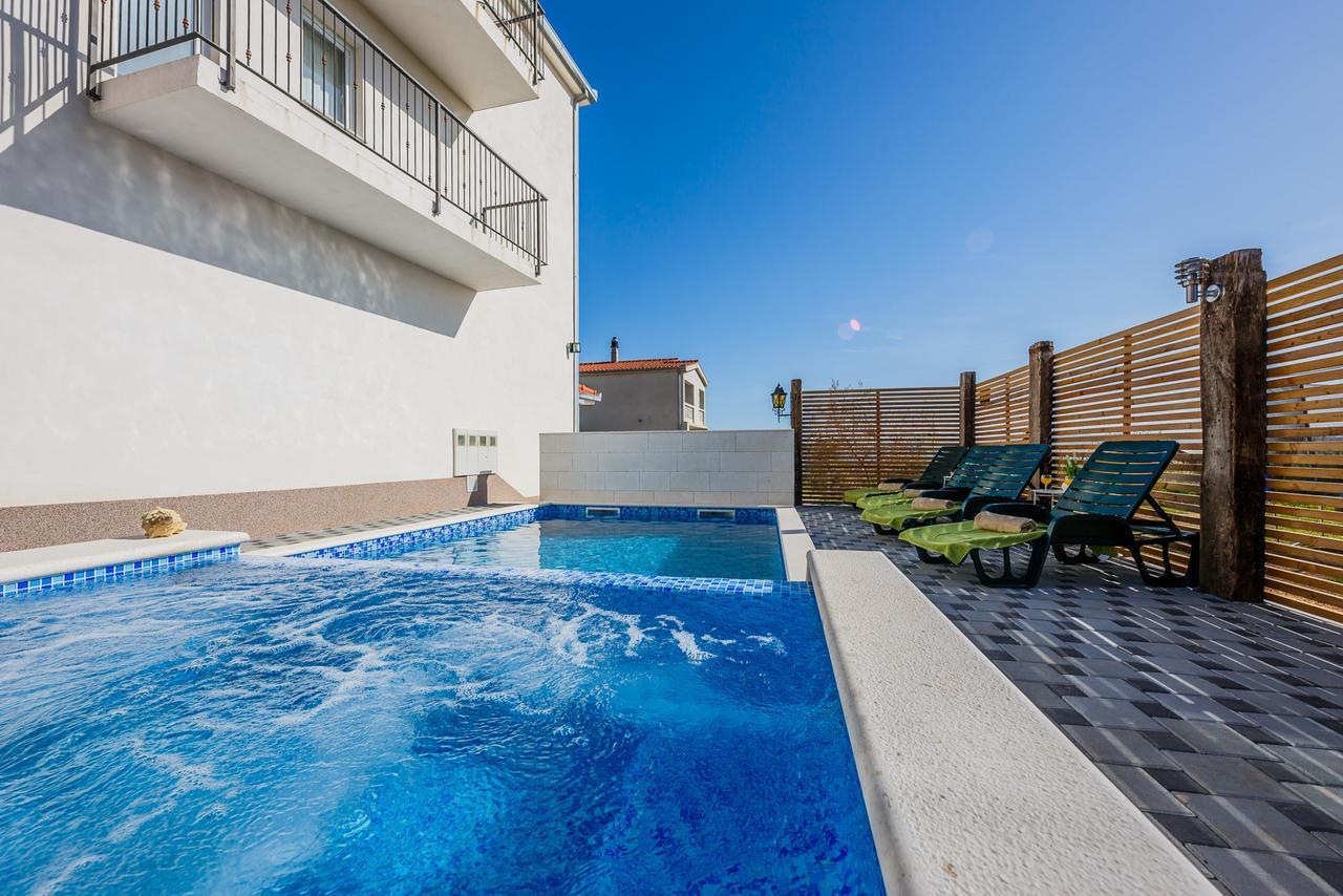 Holiday Home Chester With Heated Pool Каштела Экстерьер фото