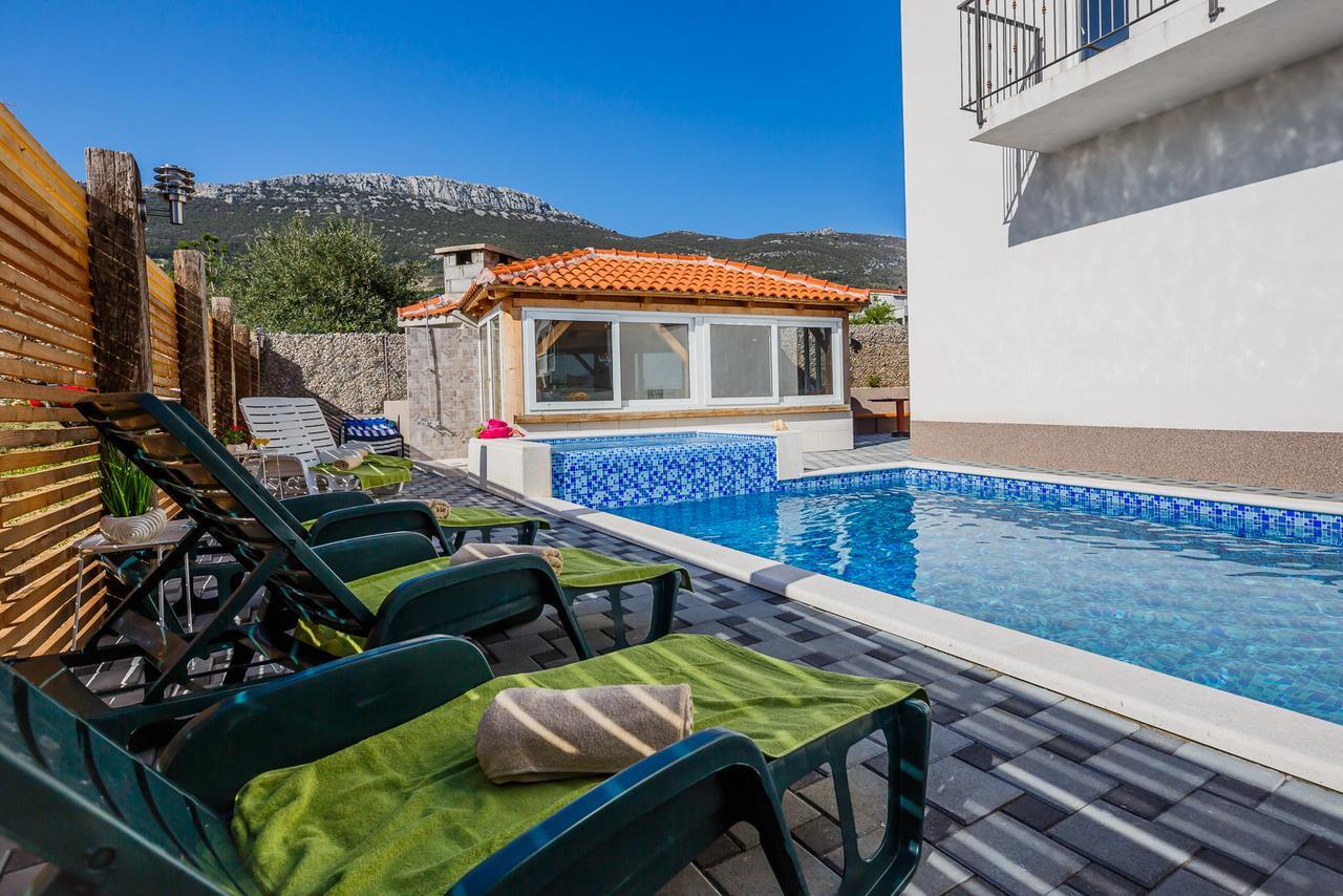 Holiday Home Chester With Heated Pool Каштела Экстерьер фото
