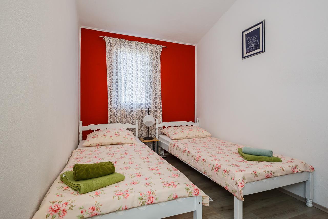 Holiday Home Chester With Heated Pool Каштела Экстерьер фото